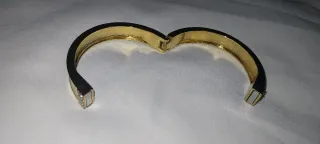 Pulsera rígida dorada con dibujo de eslabones y pe