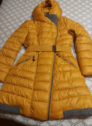 Anorak amarillo con cinturón