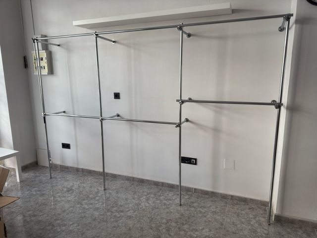 Estantería metálica cromada para tienda