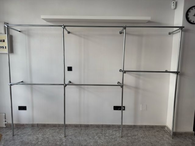 Estantería metálica cromada para tienda