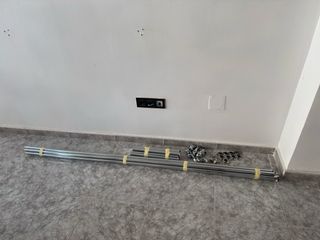 Estantería metálica cromada para tienda