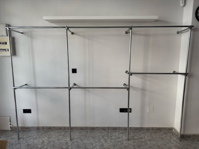 Estantería metálica cromada para tienda