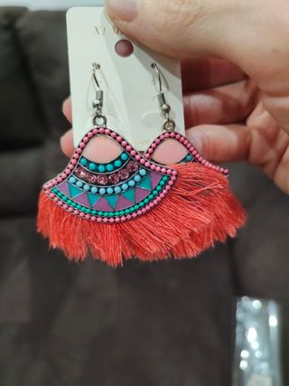 Pendientes largos con flecos y abalorios