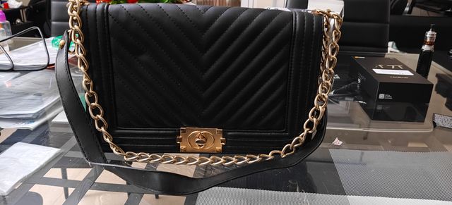 Borsa similpelle nera con tracolla dorata