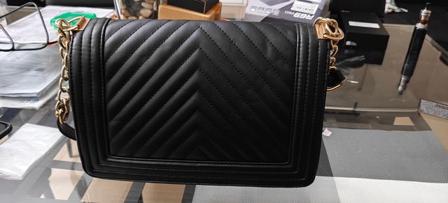 Borsa similpelle nera con tracolla dorata
