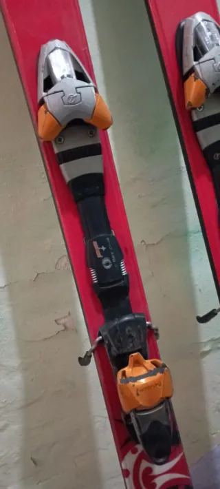 Esquís Freeride Rojos