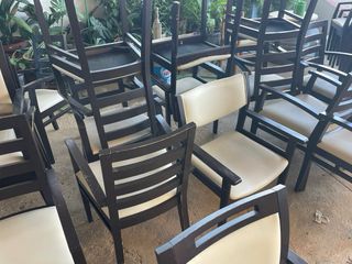 Sillones de piel y madera beige/negro