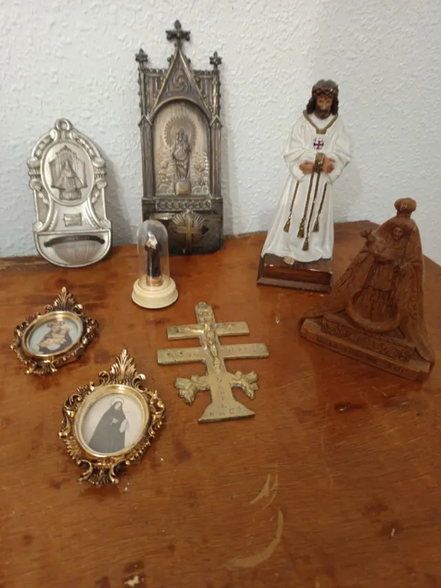 Lote religioso: figuras y cruces