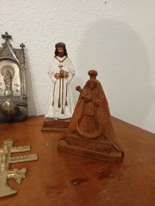 Lote religioso: figuras y cruces