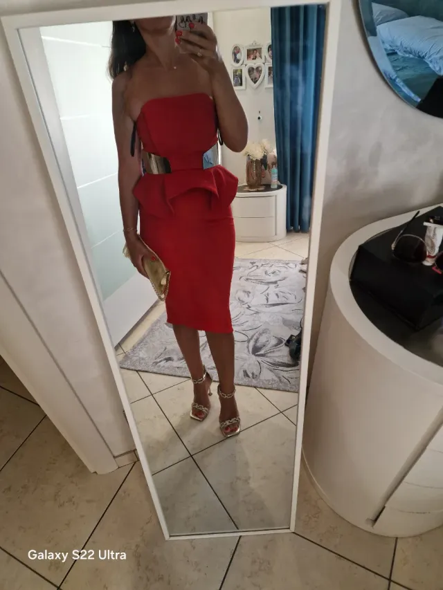 Abito da cerimonia rosso con dettagli oro