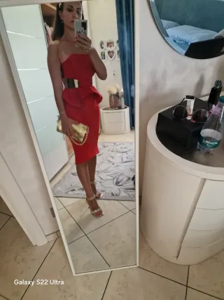 Abito da cerimonia rosso con dettagli oro