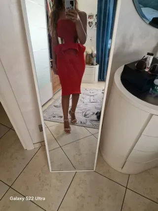 Abito da cerimonia rosso con dettagli oro