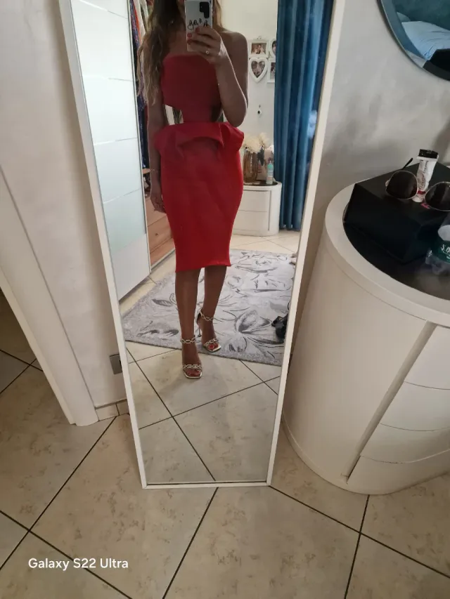 Abito da cerimonia rosso con dettagli oro