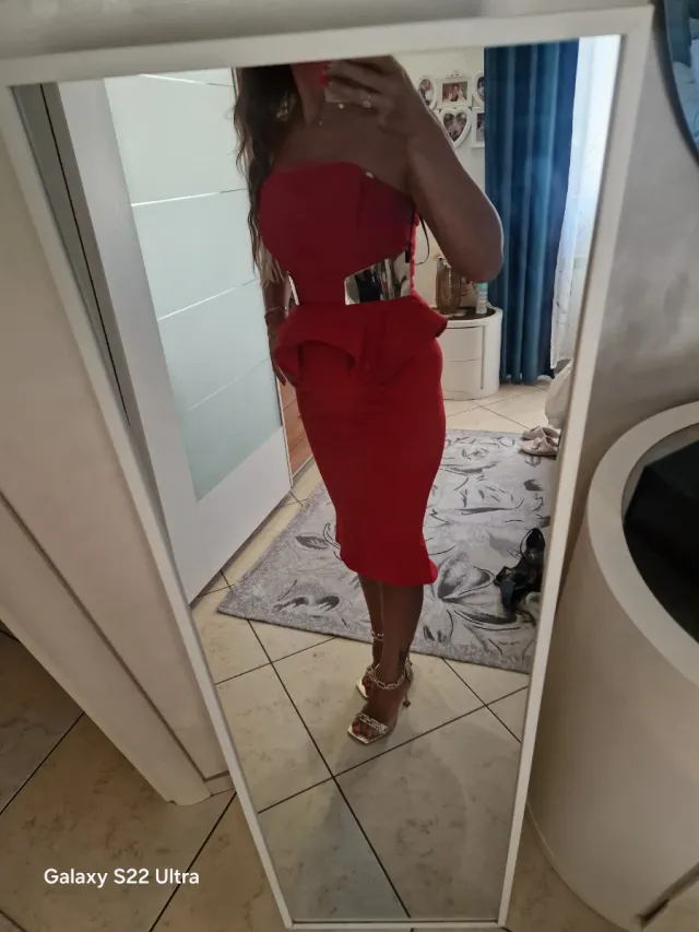 Abito da cerimonia rosso con dettagli oro