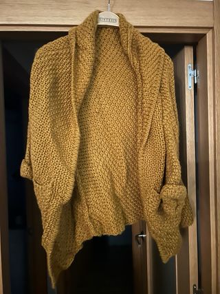 Pack de ropa: abrigo, 5 vestidos y una chaqueta