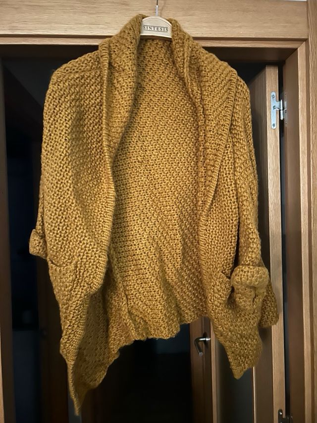 Pack de ropa: abrigo, 5 vestidos y una chaqueta