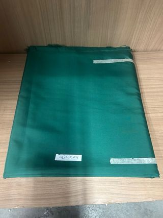 Tejido verde con plumas