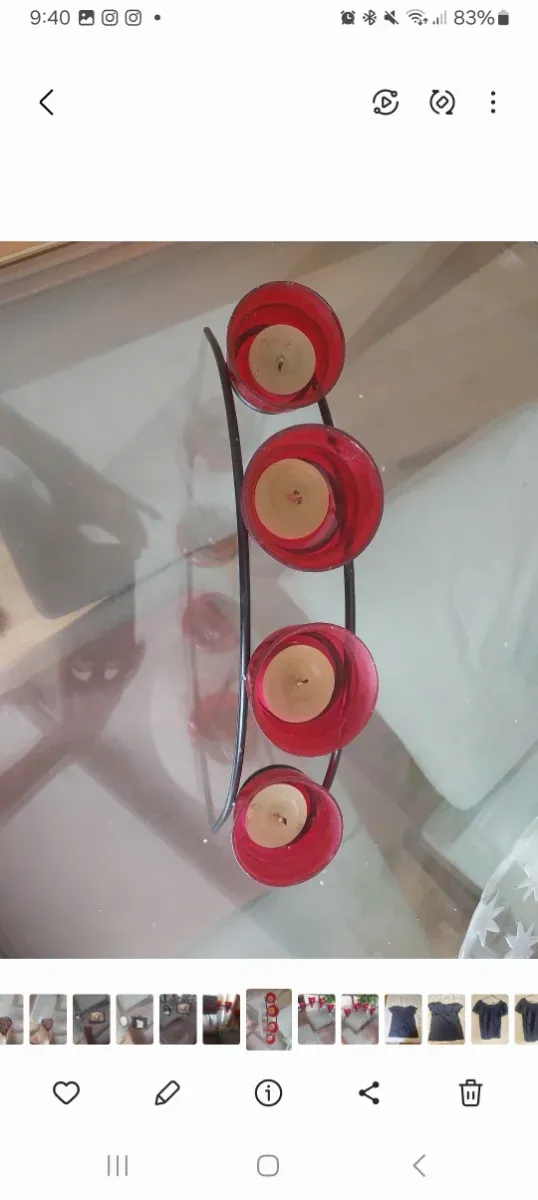 Adorno de metal con 4 velas rojas