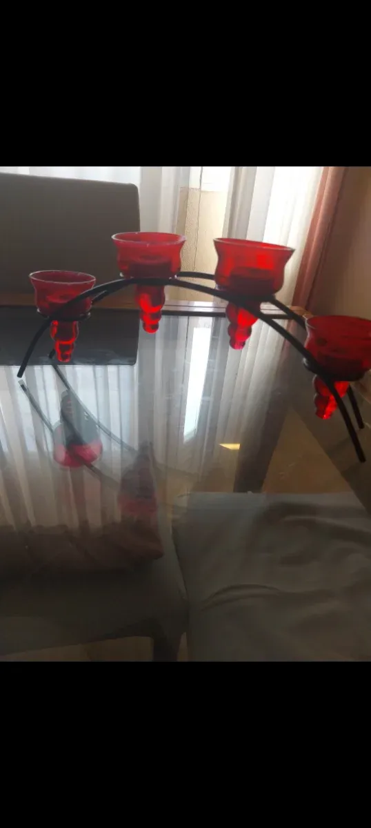 Adorno de metal con 4 velas rojas