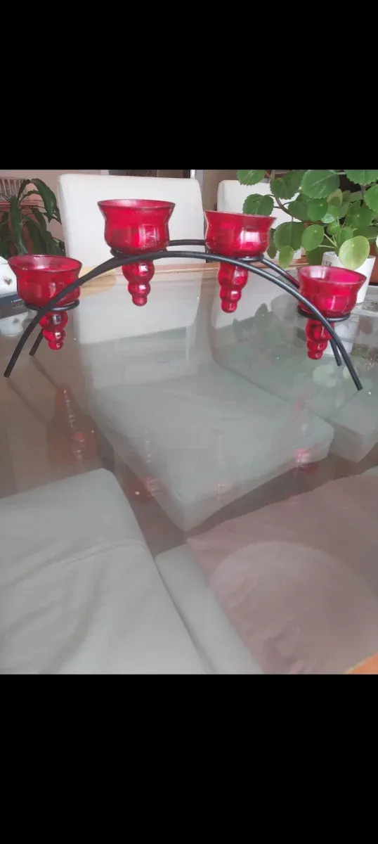 Adorno de metal con 4 velas rojas