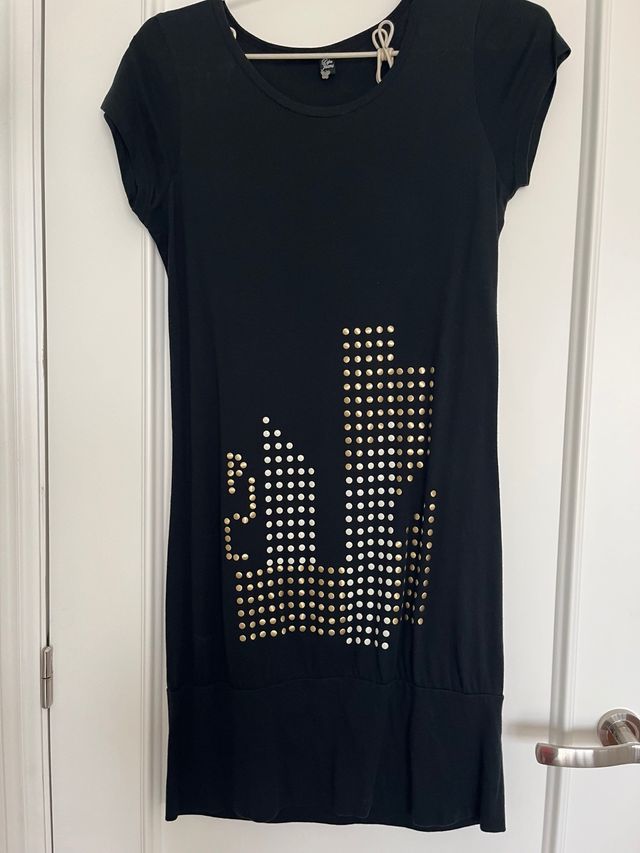 Vestido negro con remaches dorados