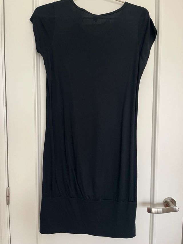 Vestido negro con remaches dorados