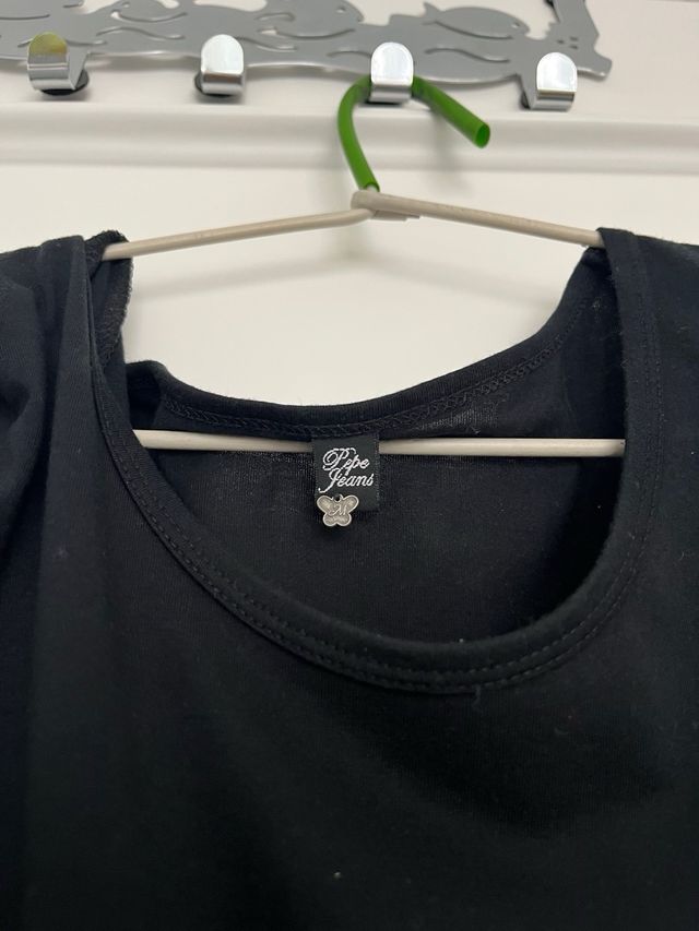 Vestido negro con remaches dorados