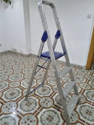 Escalera aluminio 4 peldaños