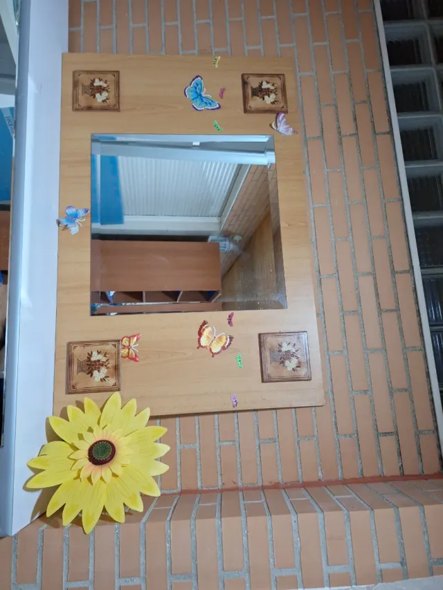 Espejo decorado con mariposas y flor