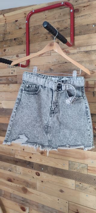 Falda vaquera desgastada con cinturón