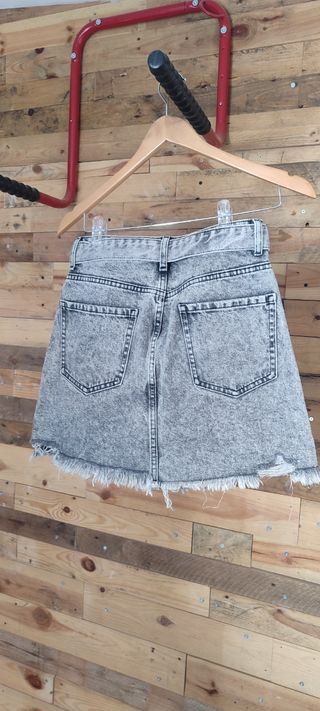 Falda vaquera desgastada con cinturón