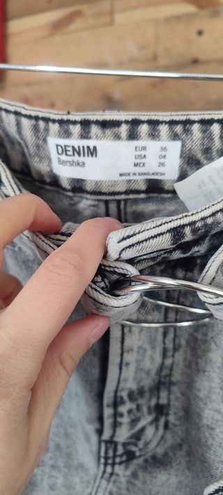 Falda vaquera desgastada con cinturón