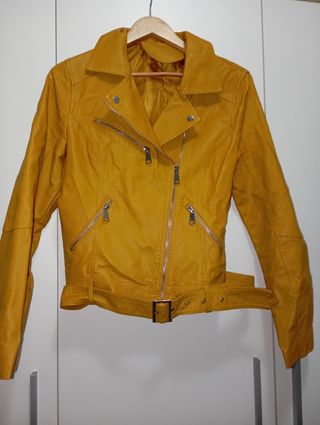 Chaqueta amarilla estilo motero