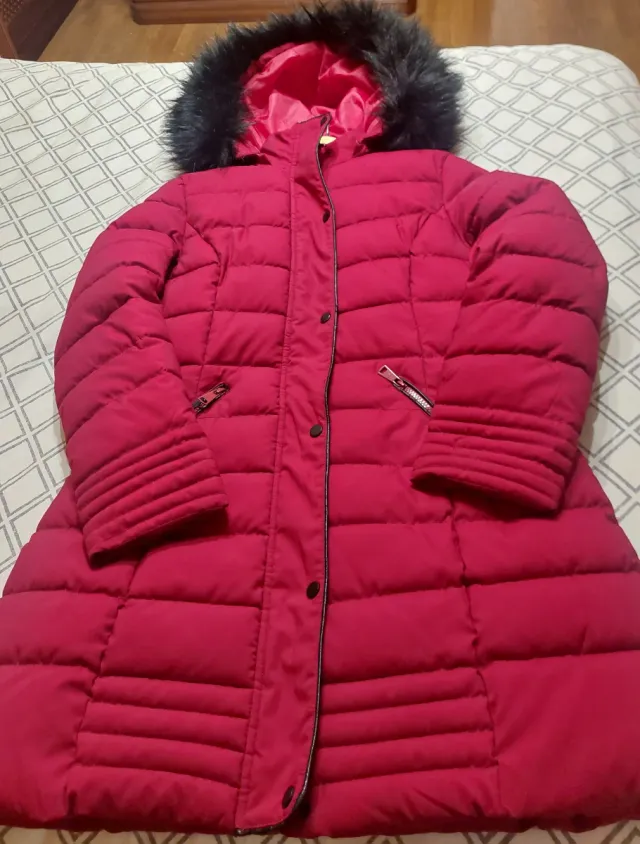 Anorak rojo con capucha y pelo