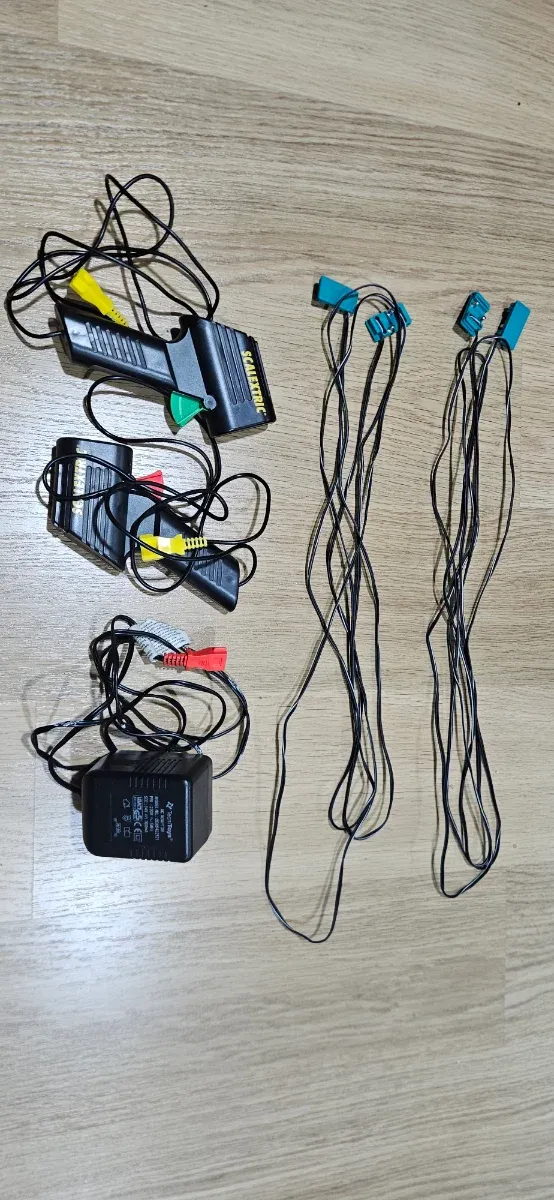 Mandos Scalextric, transformador y cables