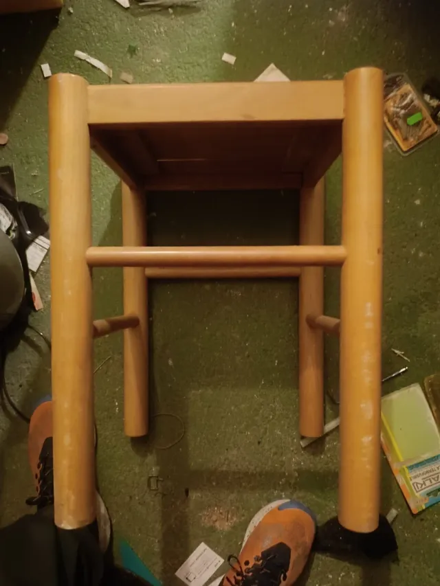 Taburete bajo de madera