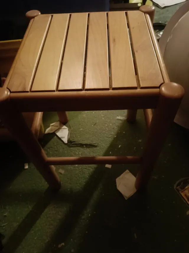 Taburete bajo de madera