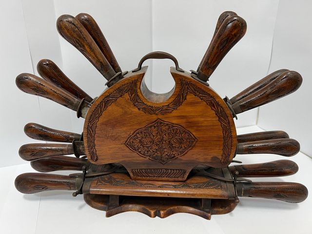 Antico set vintage di coltelli e forchette