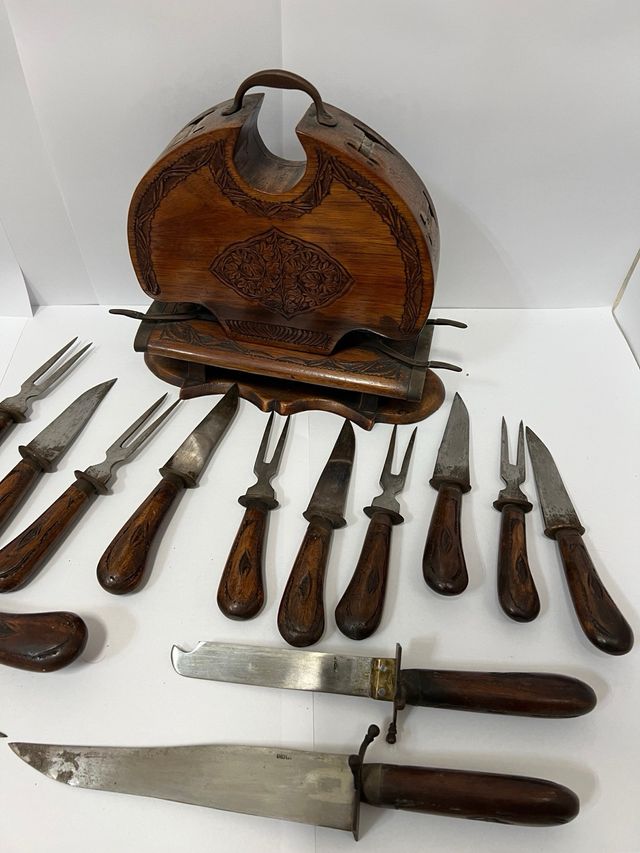 Antico set vintage di coltelli e forchette