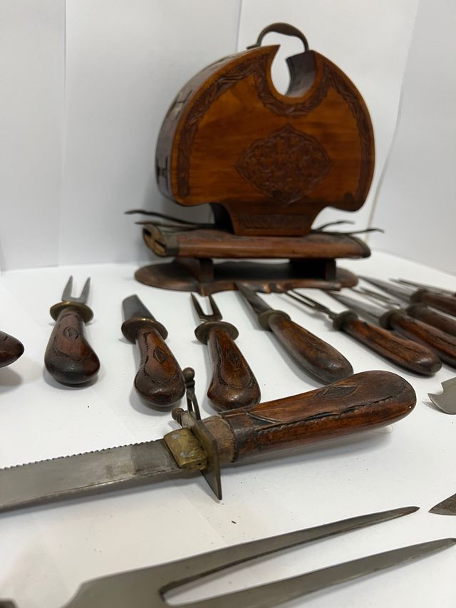 Antico set vintage di coltelli e forchette