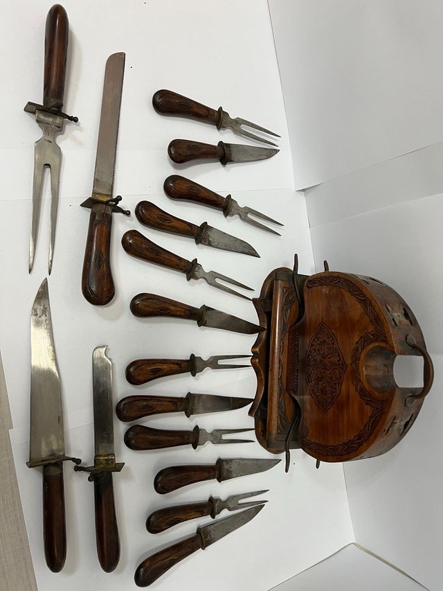 Antico set vintage di coltelli e forchette