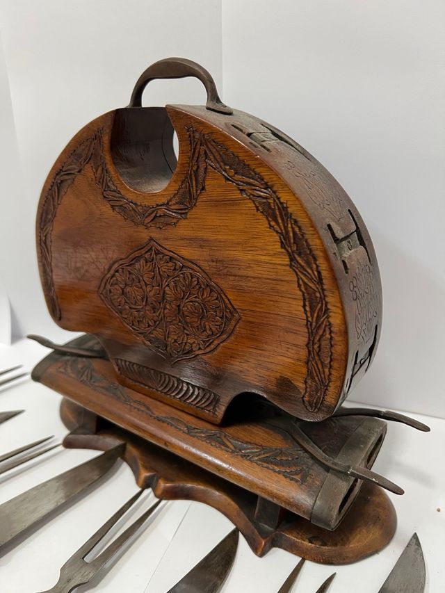 Antico set vintage di coltelli e forchette