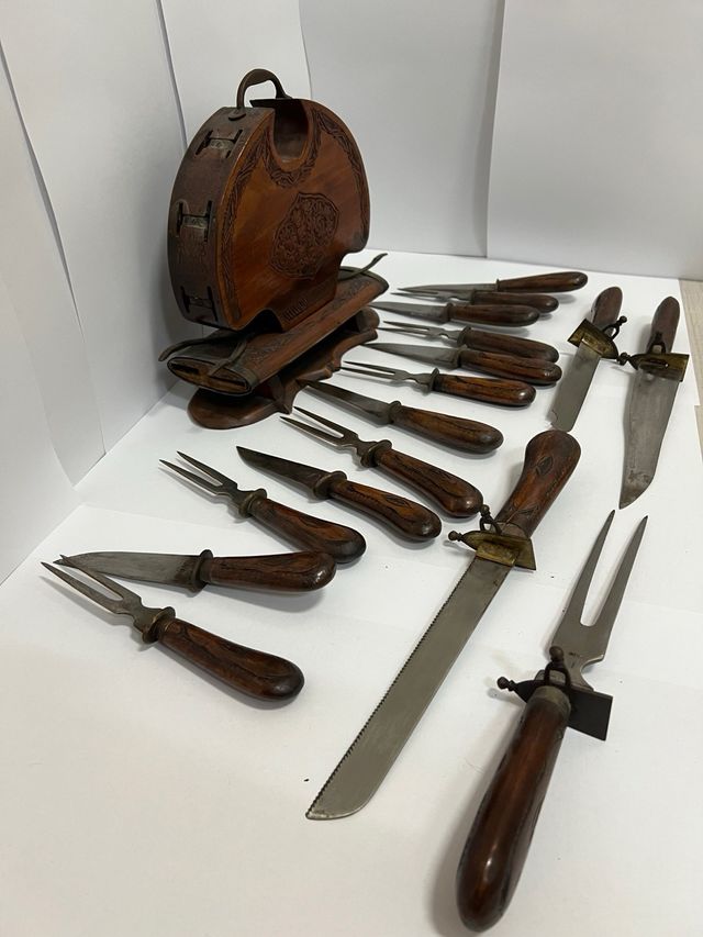 Antico set vintage di coltelli e forchette