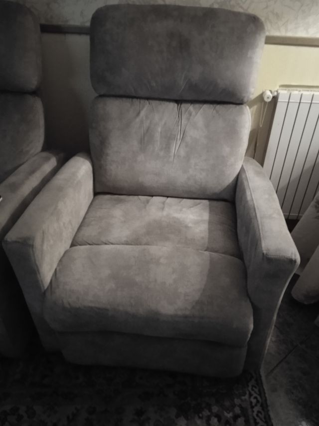 Sillón reclinable y reposapiés muy cómodo