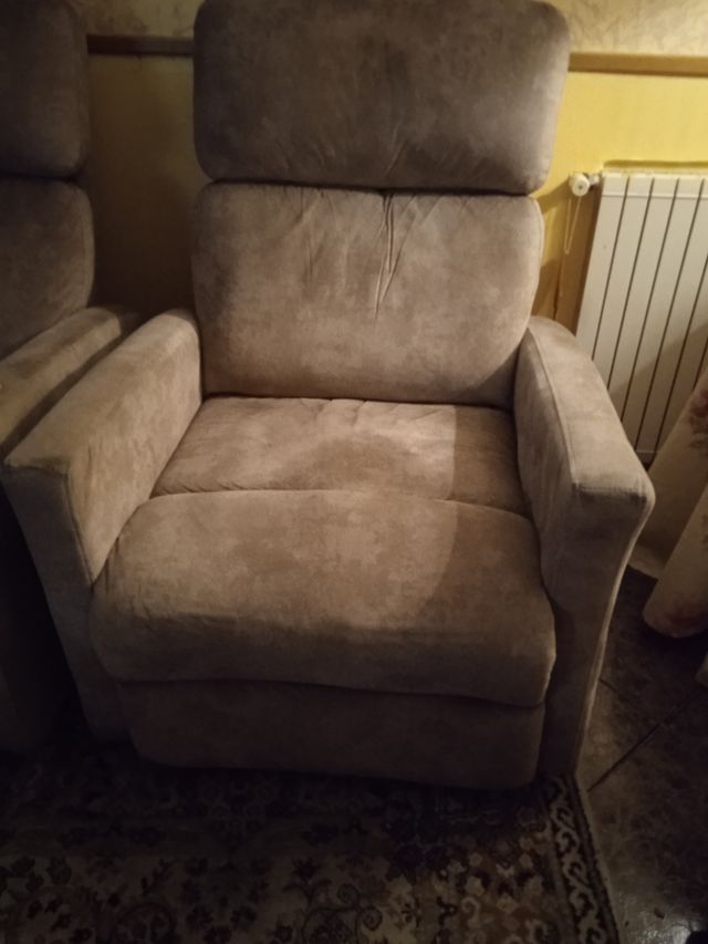 Sillón reclinable y reposapiés muy cómodo