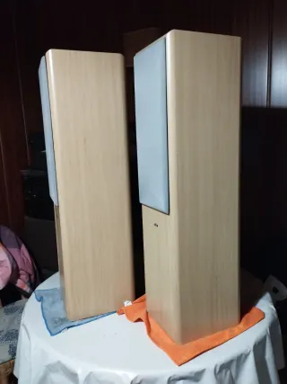 Altavoces Eltax Beige y Plata