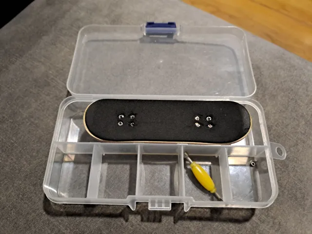 Monopatín de dedos con caja y herramientas