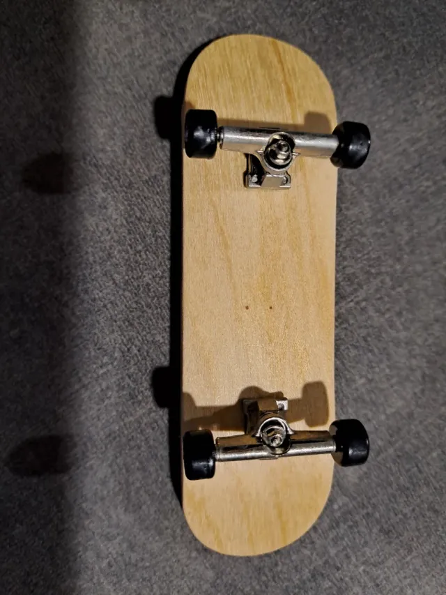 Monopatín de dedos con caja y herramientas