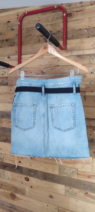 Falda vaquera desgastada con cinturón