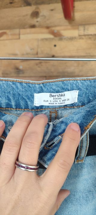 Falda vaquera desgastada con cinturón